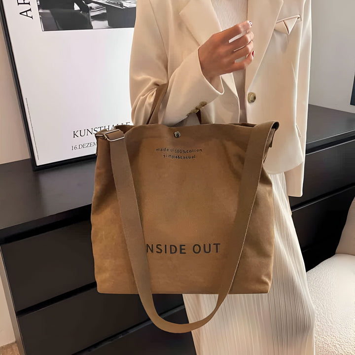 Femme tenant un tote bag marron en coton avec inscription "INSIDE OUT"., 46193896751328,46193896784096