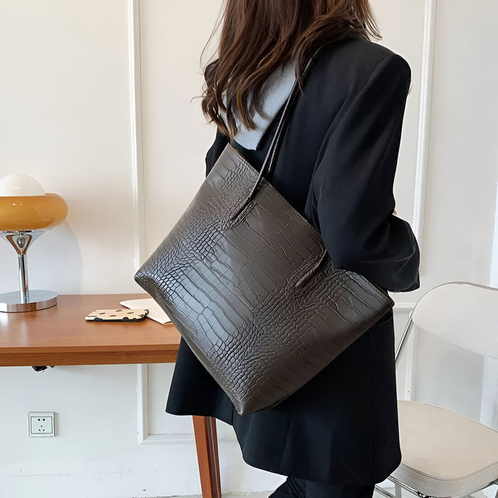 Grand sac cabas marron texture crocodile porté par une femme., 46194048631008,46194048663776