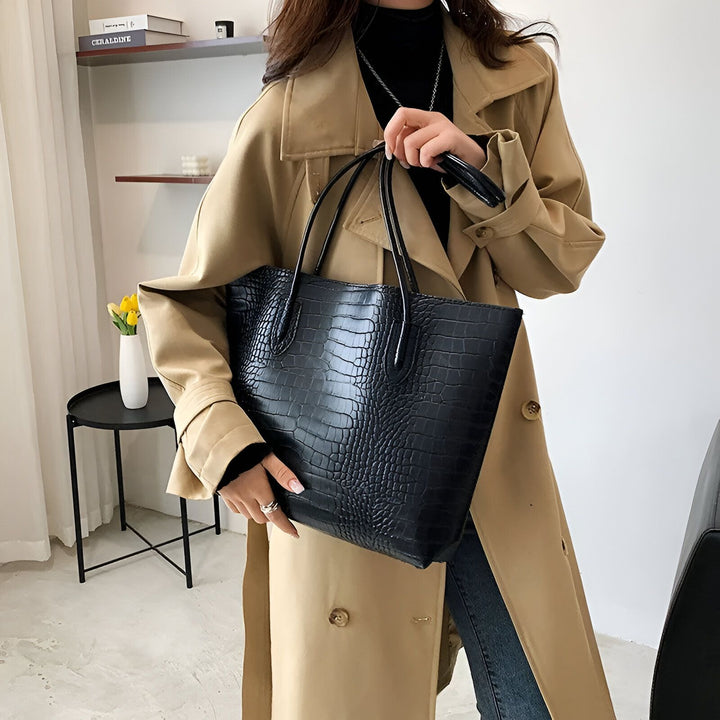 Grand sac cabas noir effet crocodile porté par une femme, 46194048631008,46194048663776