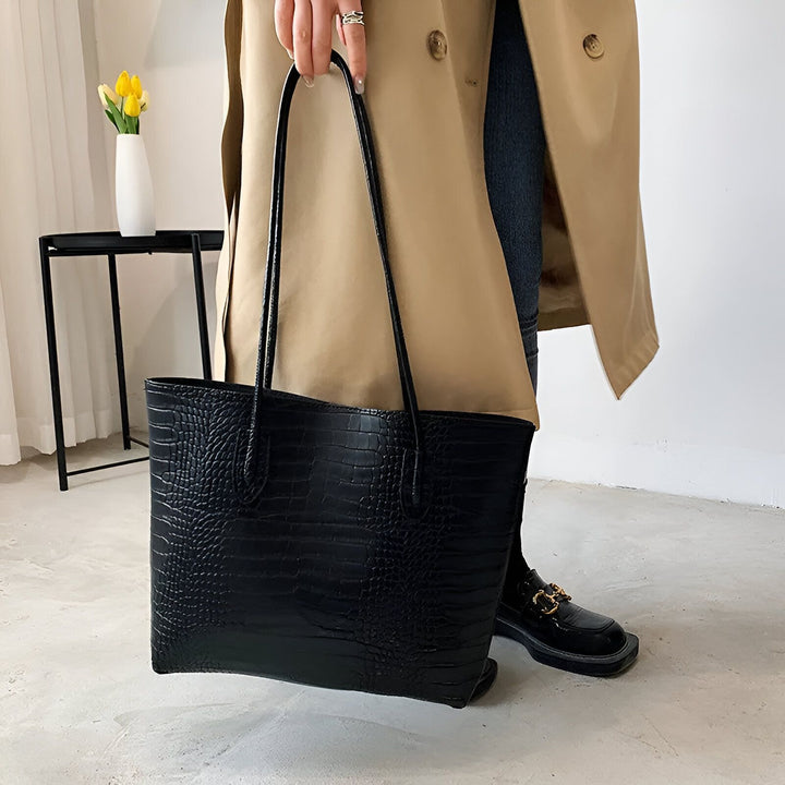 Sac cabas noir texture crocodile porté avec un manteau beige et des mocassins noirs., 46194048631008,46194048663776