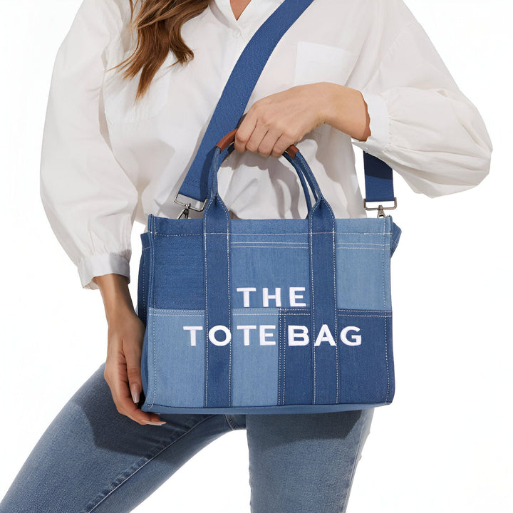 Sac fourre-tout en jean bleu avec inscriptions blanches "THE TOTE BAG"., 46193991057632