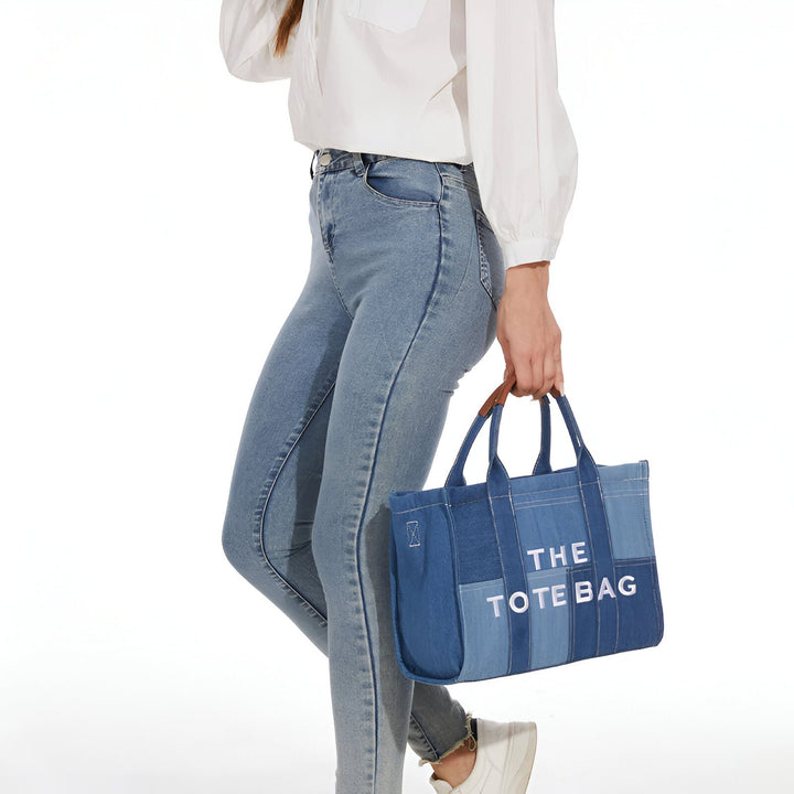 Femme tenant sac tote bag en jean bleu The Tote Bag., 46193991057632