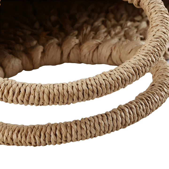 Gros plan sur les anses tressées et l'ouverture d'un sac en paille., 46194029494496,46194029527264,46194029560032,46194029592800