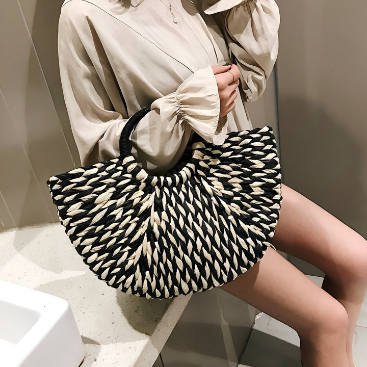 Sac cabas éventail tissé noir et blanc tenu par une femme en chemisier., 46194029494496,46194029527264,46194029560032,46194029592800