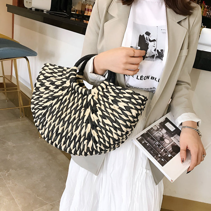 Personne tenant un sac en paille géométrique noir et beige., 46194029494496,46194029527264,46194029560032,46194029592800