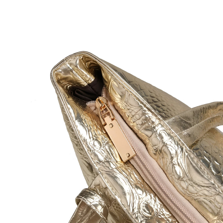 Fermeture éclair dorée ouverte sur un sac à main doré motif croco., 46194033852640