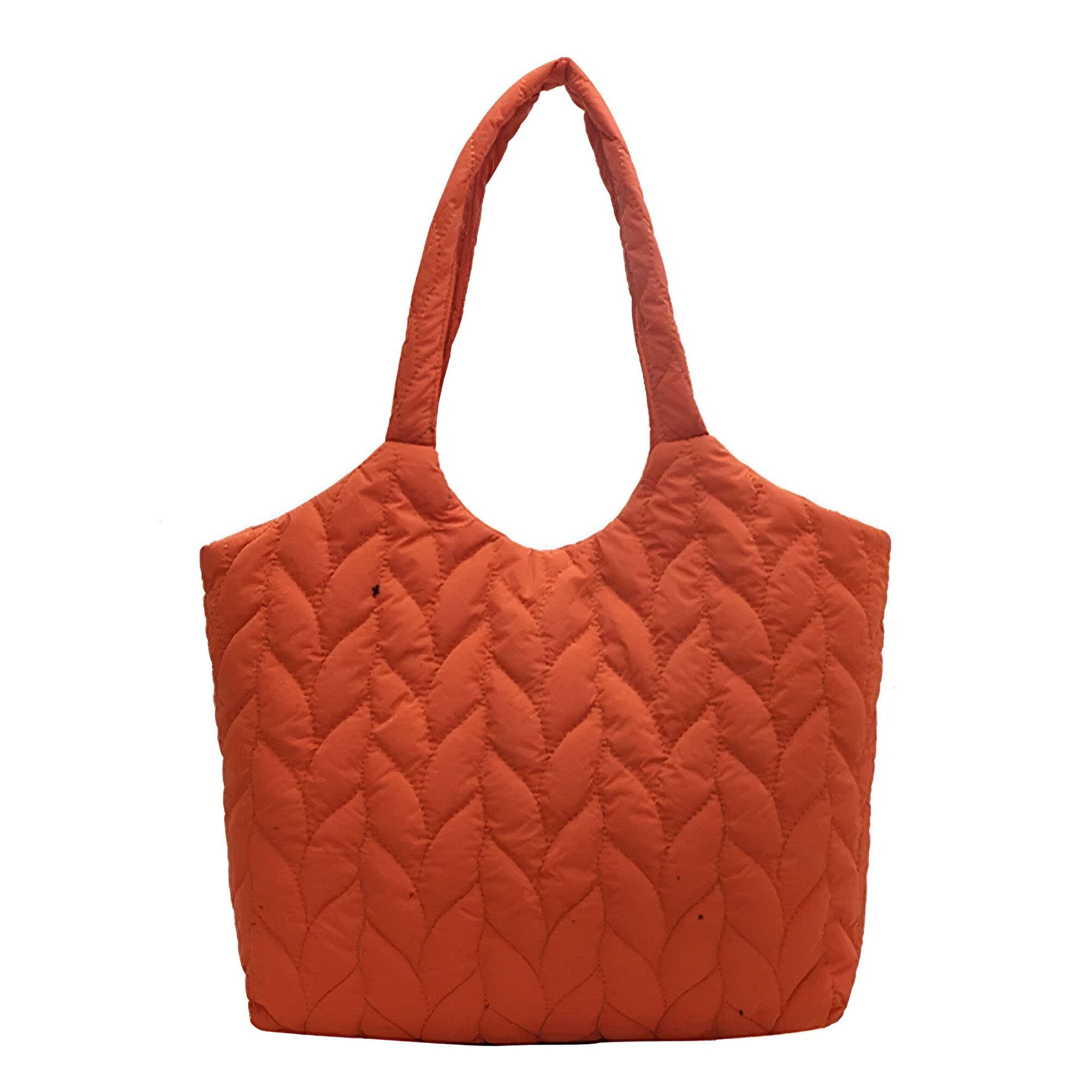 Un grand sac à main matelassé orange avec des poignées.