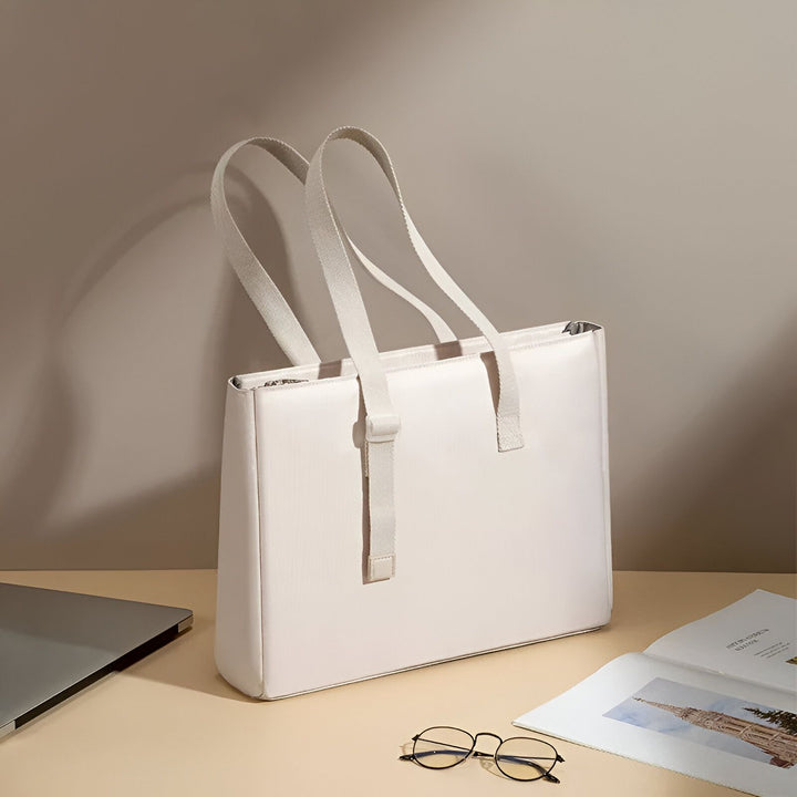 Sac cabas blanc posé sur un bureau, avec ordinateur portable, magazine et lunettes., 46193954128096,46193954160864,46193954193632