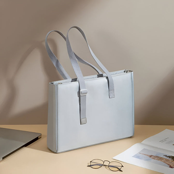 Sac fourre-tout gris clair sur un bureau avec ordinateur., 46193954128096,46193954160864,46193954193632