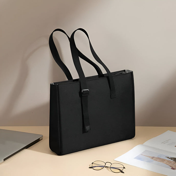 Sac cabas noir posé sur une table avec ordinateur et lunettes, 46193954128096,46193954160864,46193954193632