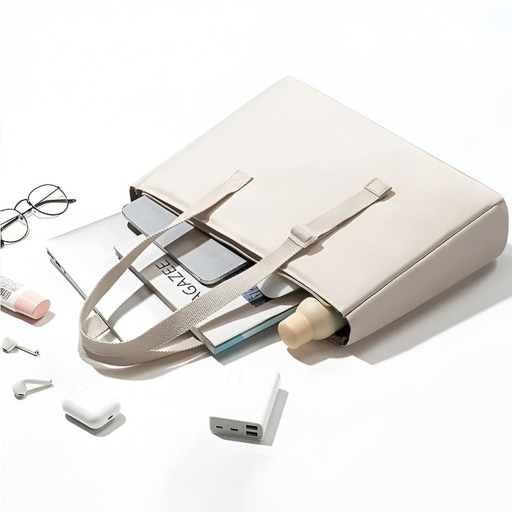 Sac fourre-tout beige rempli: ordinateur, tablette, magazine, bouteille, lunettes, écouteurs., 46193954128096,46193954160864,46193954193632