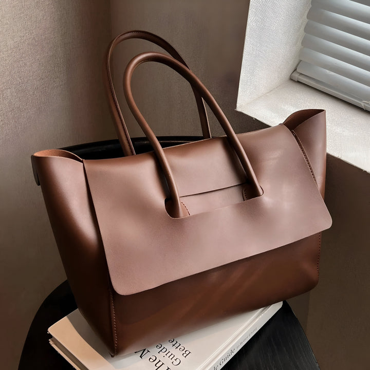Sac cabas en cuir marron sur une table près d'une fenêtre, 46194054791392,46194054856928,46194054889696,46194054922464,46194054955232
