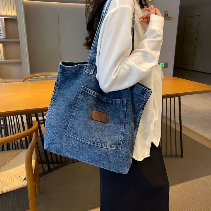 Sac cabas en jean bleu porté, 46193991942368,46193991975136
