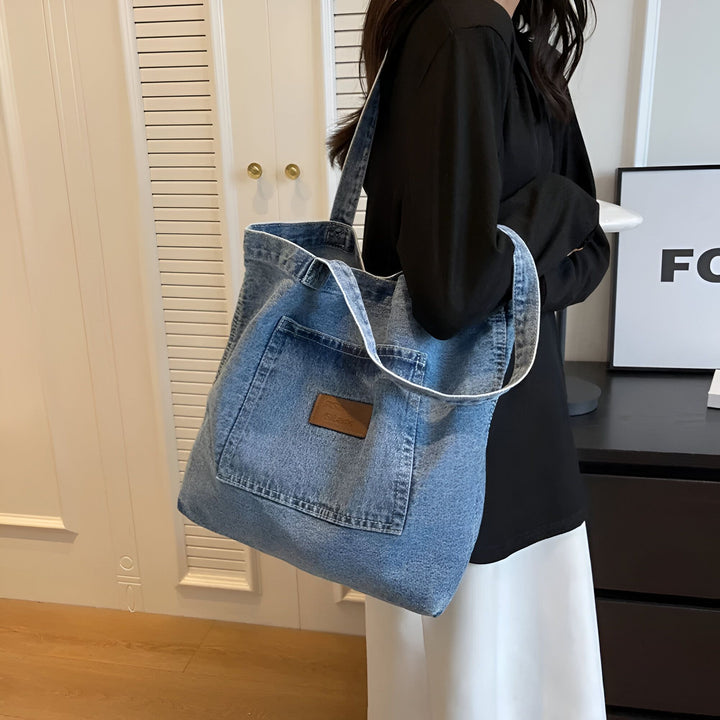 Personne portant un grand sac cabas en jean bleu, 46193991942368,46193991975136