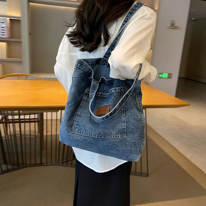Femme portant un grand sac tote bag en jean sur l'épaule, 46193991942368,46193991975136