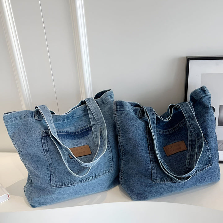 Deux sacs cabas en jean bleu délavé avec poche avant., 46193991942368,46193991975136