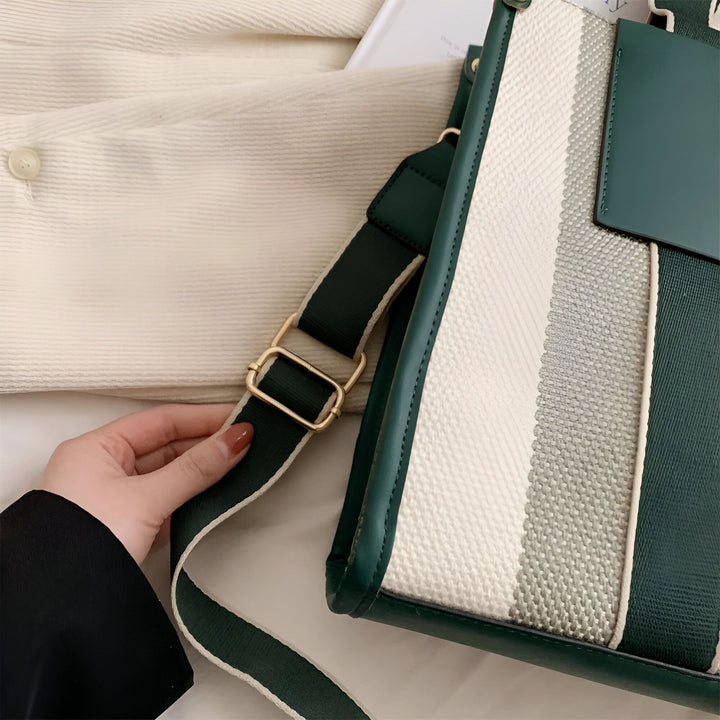 Sac à main rayé blanc, gris et vert avec anse et bordures vertes, boucle dorée., 46193896030432,46193896063200,46193896095968,46193896128736