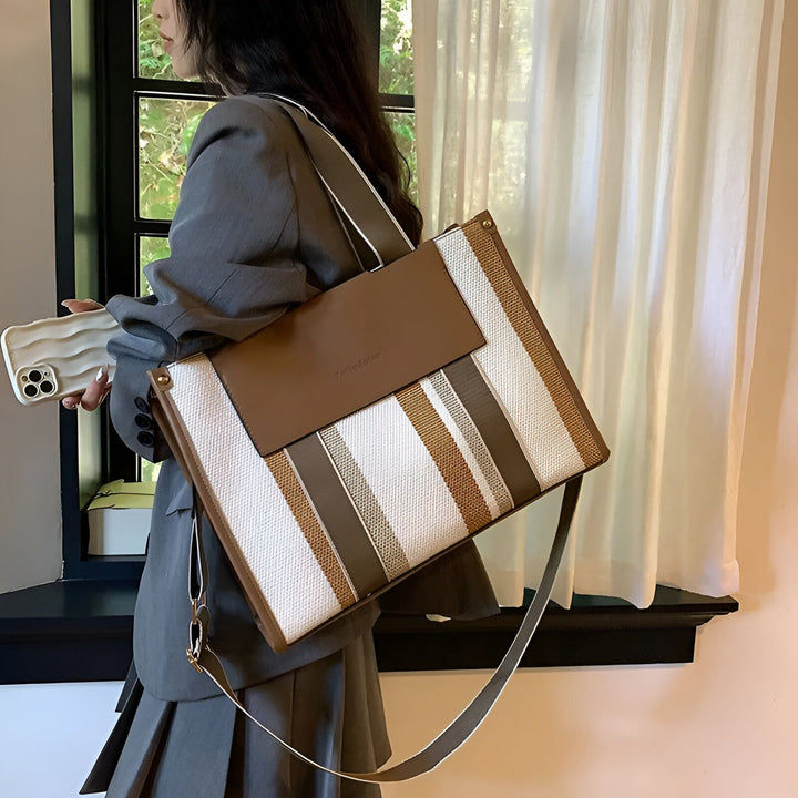 Sac cabas rayé blanc et marron porté par une femme, 46193896030432,46193896063200,46193896095968,46193896128736