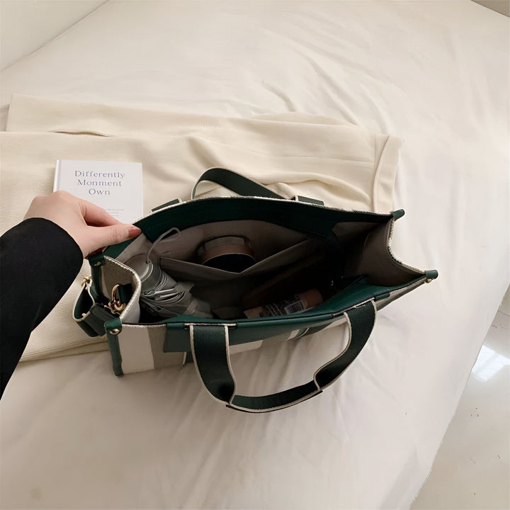 Sac fourre-tout rayé vert et blanc ouvert montrant son contenu., 46193896030432,46193896063200,46193896095968,46193896128736