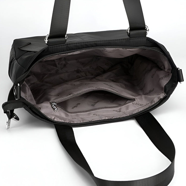Sac noir ouvert, intérieur avec doublure grise et poche zippée., 46193874796768,46193874829536,46193874862304
