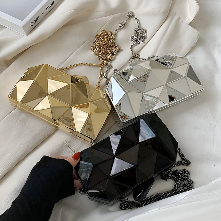 Trois pochettes clutch géométriques : dorée, argentée et noire, avec chaîne., 46194013569248,46194013602016,46194013634784