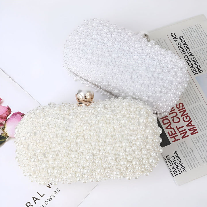 Deux pochettes de soirée blanches entièrement couvertes de perles, une avec un fermoir doré., 46193928896736,46193928929504