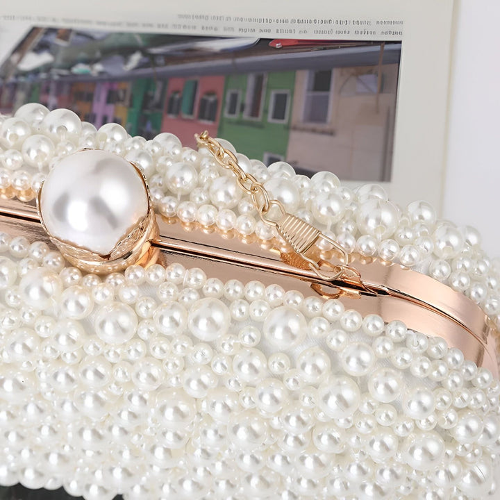 Sac pochette blanc couvert de perles, avec fermoir doré et grande perle., 46193928896736,46193928929504