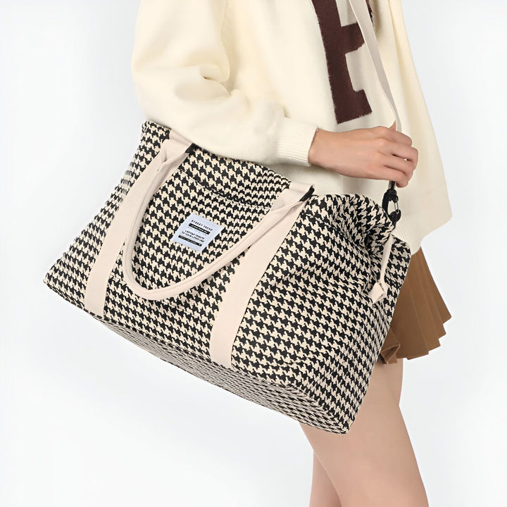 Sac cabas pied-de-poule noir et blanc porté., 46193914216672,46193914249440,46193914282208,46193914314976,46193914347744,46193914380512