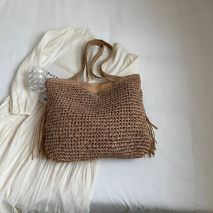 Sac cabas en paille beige tressée avec franges, sur tissu blanc, 46193922965728,46193922998496
