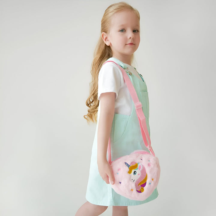 Jeune fille blonde en salopette verte menthe avec sac licorne rose en forme de cœur., 46193985749216,46193985781984,46193985814752,46193985847520