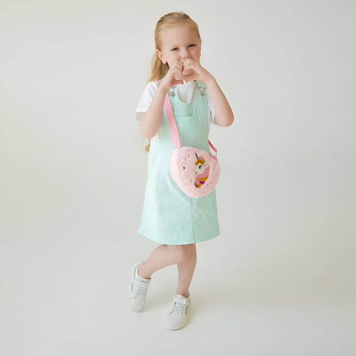 Fillette souriante en robe salopette menthe et sac cœur licorne rose., 46193985749216,46193985781984,46193985814752,46193985847520