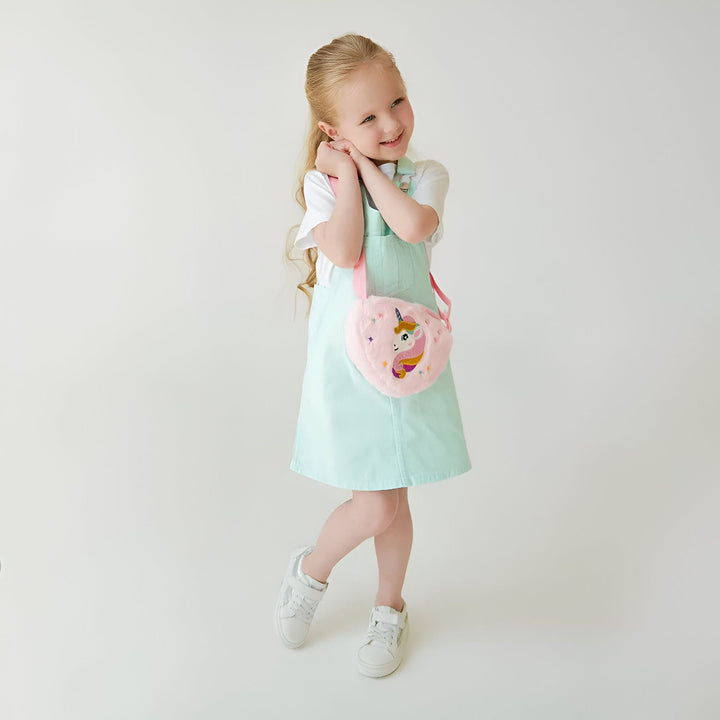 Petite fille en robe salopette verte menthe, baskets blanches et sac licorne rose., 46193985749216,46193985781984,46193985814752,46193985847520