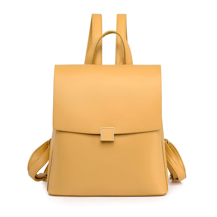 Sac à dos camel avec rabat et fermoir doré., 46193897504992,46193897537760,46193897570528,46193897603296