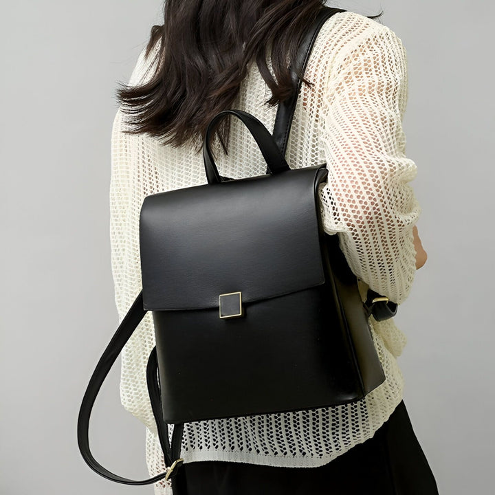 Femme de dos portant un sac à dos noir élégant et un pull en maille crème., 46193897504992,46193897537760,46193897570528,46193897603296