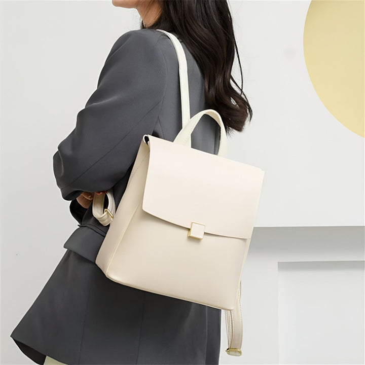 Sac à dos beige clair porté par une personne, 46193897504992,46193897537760,46193897570528,46193897603296