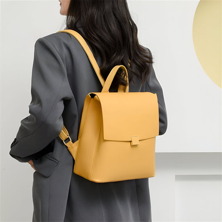 Sac à dos jaune porté par une femme en blazer gris, 46193897504992,46193897537760,46193897570528,46193897603296