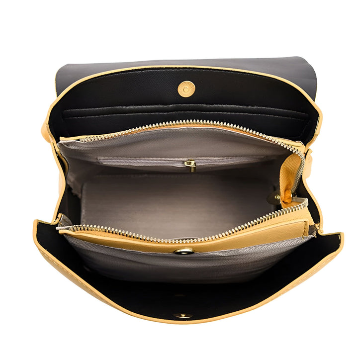 Intérieur ouvert d'un sac à main jaune avec poches zippées et fermetures magnétiques., 46193897504992,46193897537760,46193897570528,46193897603296