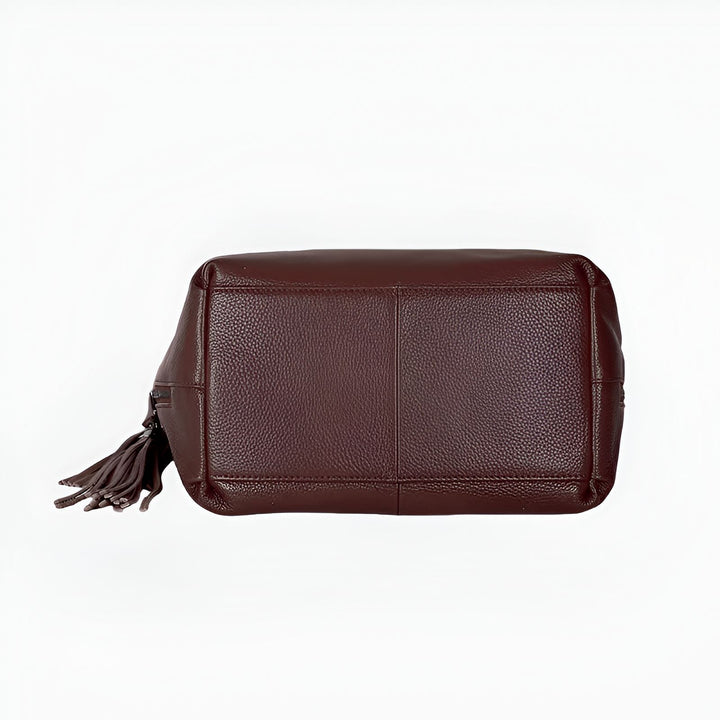 Dessous d'un sac en cuir marron foncé avec pompon, 46193849499872