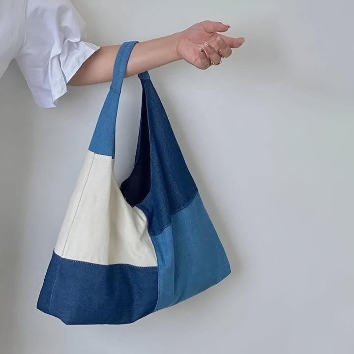 Sac en tissu patchwork bleu denim et crème, tenu à la main, 46193996628192