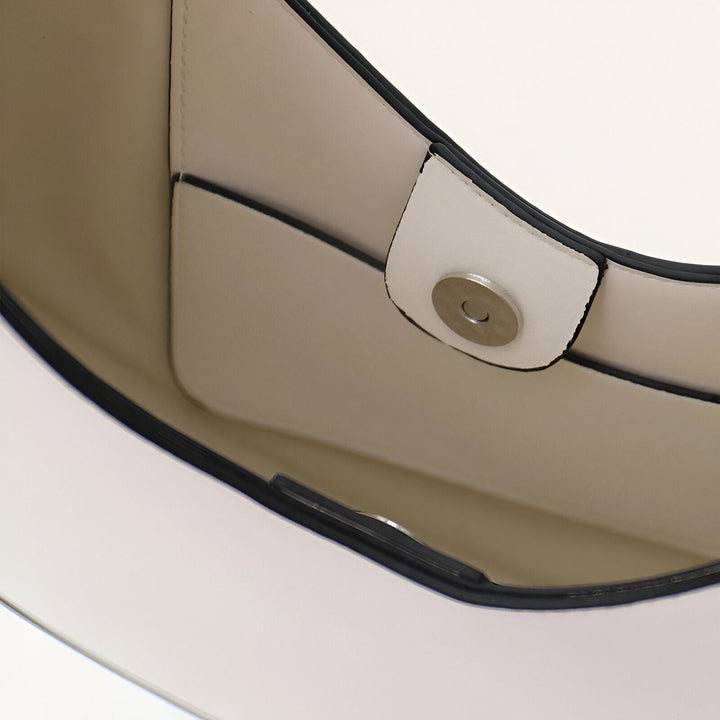 Intérieur d'un sac beige avec rabat blanc et bouton magnétique, poche interne., 46194017698016,46194017730784,46194017763552