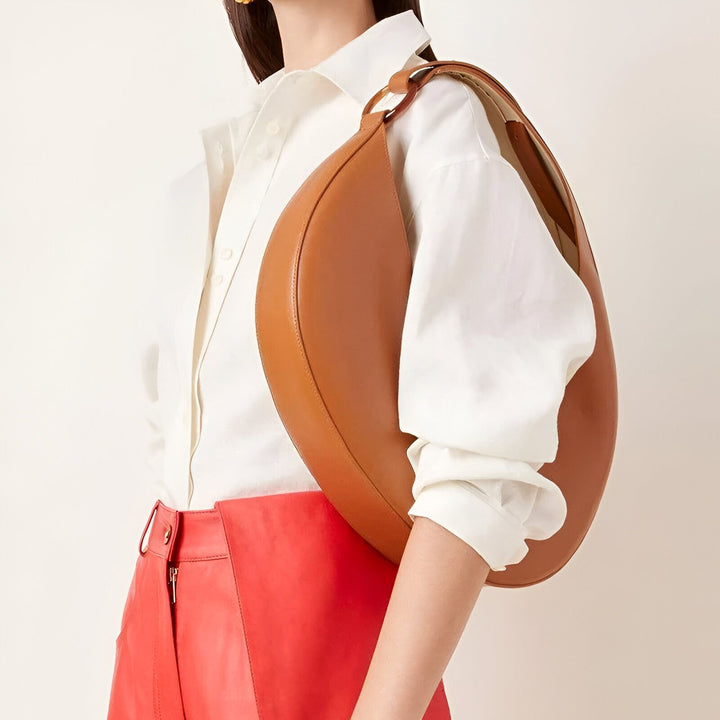 Femme avec chemise blanche, jupe rouge vif et sac en cuir marron forme croissant., 46194017698016,46194017730784,46194017763552