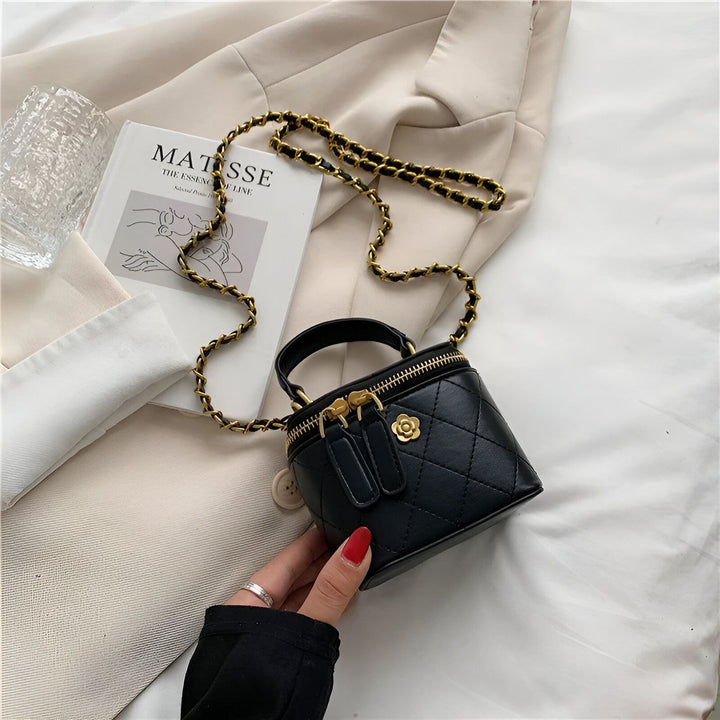 Mini sac noir matelassé style vanity avec bandoulière chaîne dorée., 46193974739168,46193974771936,46193974804704,46193974837472,46193974870240