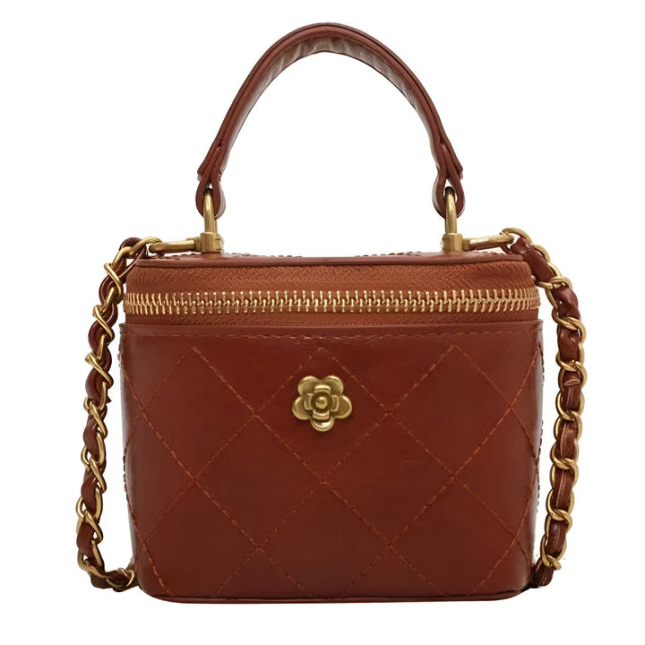 Petit sac à main marron matelassé avec poignée, bandoulière chaîne dorée et fleur., 46193974739168,46193974771936,46193974804704,46193974837472,46193974870240