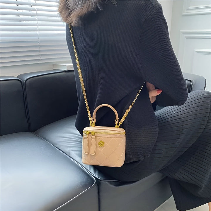 Petit sac carré rose matelassé avec chaîne dorée, anse et détail fleur., 46193974739168,46193974771936,46193974804704,46193974837472,46193974870240