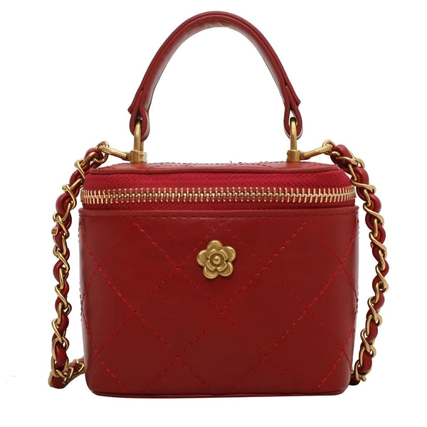 Sac vanity rouge matelassé avec fermoir éclair doré, chaîne et emblème fleur, 46193974739168,46193974771936,46193974804704,46193974837472,46193974870240
