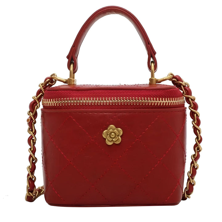 Sac vanity rouge matelassé avec fermoir éclair doré, chaîne et emblème fleur, 46193974739168,46193974771936,46193974804704,46193974837472,46193974870240