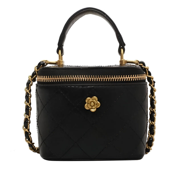 Vanity case noir matelassé avec poignée, chaîne dorée et fleur décorative., 46193974739168,46193974771936,46193974804704,46193974837472,46193974870240