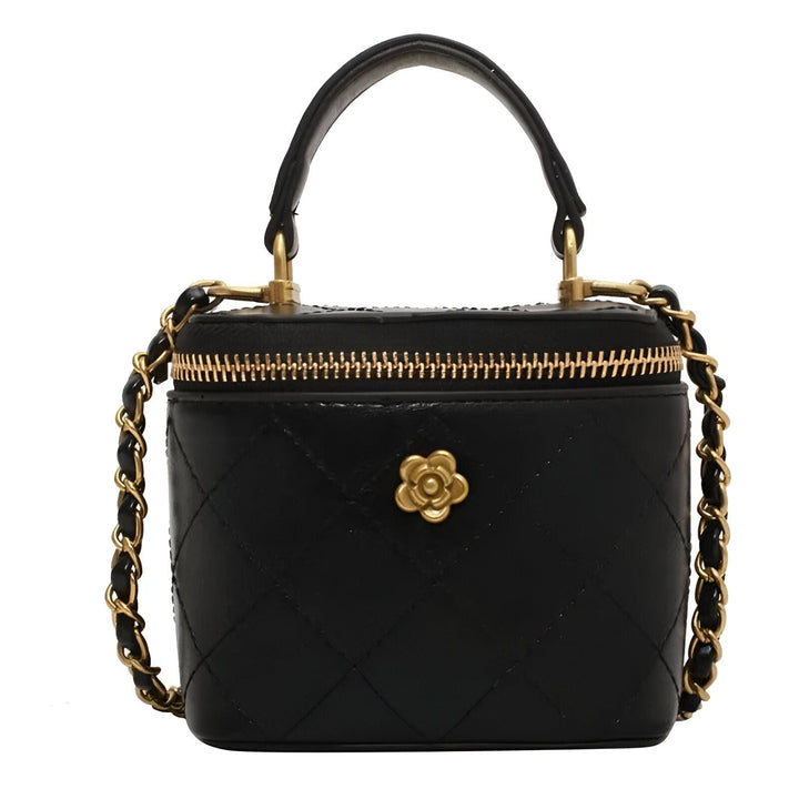 Vanity case noir matelassé avec poignée, chaîne dorée et fleur décorative., 46193974739168,46193974771936,46193974804704,46193974837472,46193974870240