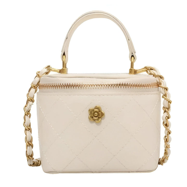 Sac blanc crème matelassé avec chaîne et poignée, détail fleur doré., 46193974739168,46193974771936,46193974804704,46193974837472,46193974870240