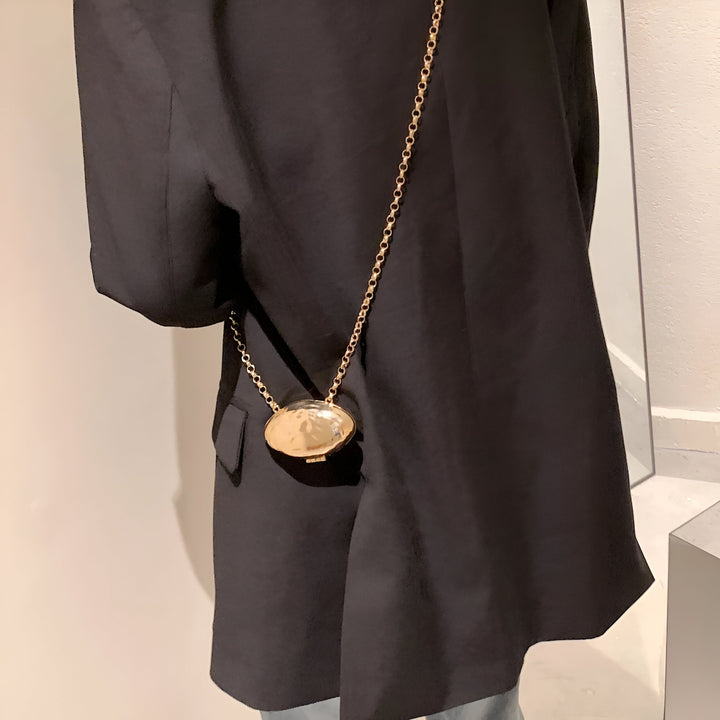 Sac coquillage doré à chaîne porté sur blazer noir, 46193973788896,46193973821664